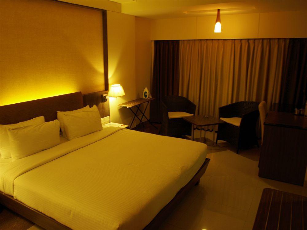 Kapila Business Hotel Pune Exterior foto